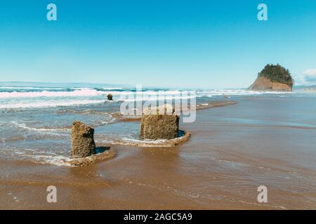 Magnifique paysage de formations rocheuses sur la plage avec la mer les vagues se brisent Banque D'Images
