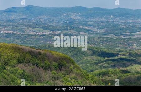 Photo en grand angle d'une belle vue de Zagorje, Croatie prise des montagnes Banque D'Images