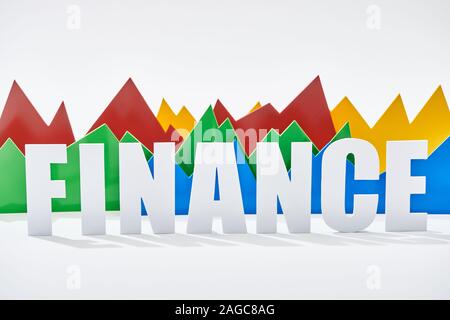 Multicolor graphiques statistiques derrière finances inscription sur fond blanc Banque D'Images
