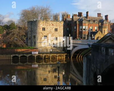 Soleil d'hiver en regardant vers le pont Lendal et son reflet dans la rivière Ouse, la tour et les flèches de la cathédrale de York dans l'arrière-plan. Banque D'Images