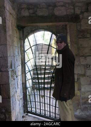 Un homme est à l'entrée fermée pour les marches de pierre menant au Bootham Bar, une des anciennes portes d'entrée le long des murs de la ville de New York Banque D'Images