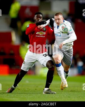 Tuanzebe Axel Manchester United (à gauche) et de Colchester United's Luc Norris bataille pour la balle durant le match de quart de finale de la Coupe du buffle à Old Trafford, Manchester. Banque D'Images