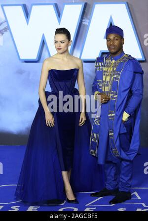 John Boyega Daisy Ridley et assister à la première de Star Wars : La montée de Skywalker tenue à la vue de Leicester Square à Londres. Banque D'Images