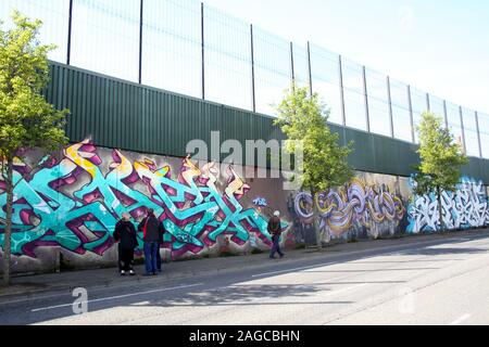 Murales colorées & graffiti sur mur de la paix, ou la paix, le long de la ligne de Cupar Way à Belfast. C'est une des nombreuses barrières de séparation en Irlande du Nord Banque D'Images