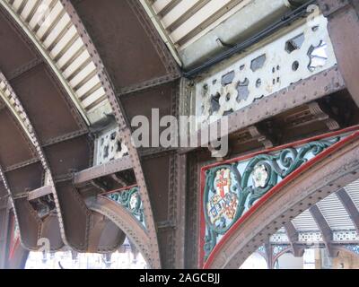 Vue rapprochée d'une partie du décor victorien orné dans la structure du toit de la gare de York, construit en 1877. Banque D'Images