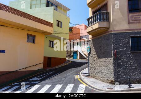 Petite rue et croisement à Candelaria, Tenerife, Espagne Banque D'Images