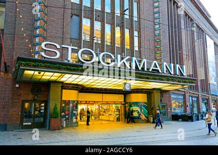 Stockmann flagship store avant et l'horloge Stockmann, un célèbre lieu de rencontre, avec les consommateurs au début de décembre. Helsinki, Finlande. Le 3 décembre 2019. Banque D'Images