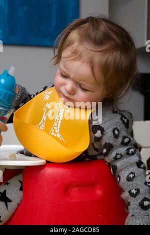 Girl eating premier Foods UK Banque D'Images