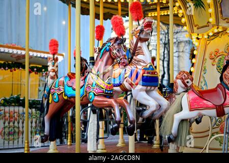 Colouful carousel horses sur un traditionnel merry-go-round sur le marché de Noël d'Helsinki, Helsinki, Finlande. Le 10 décembre 2019. Banque D'Images