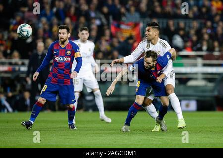 Barcelone, Espagne. Dec 18, 2019. 04 Ivan Rakitic de Croatie, du FC Barcelone et 14 de Casemiro Brasil du Real Madrid au cours de la Liga entre le FC Barcelone et le Real Madrid au Camp Nou le 18 décembre 2019 à Barcelone, Espagne. Credit : CORDON PRESS/Alamy Live News Banque D'Images