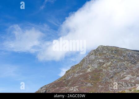 En haut des montagnes Rocheuses, au nord du Pays de Galles Snowdonia par un beau jour d'été, ciel bleu. Banque D'Images