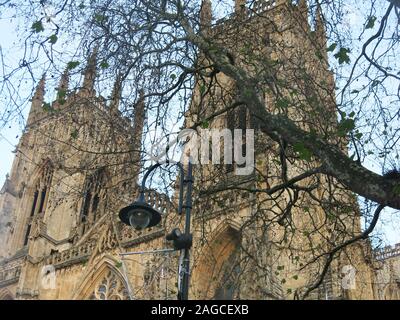 La façade occidentale de la cathédrale de York avec les deux tours avec un vieux street-lampe à l'avant-plan. Banque D'Images