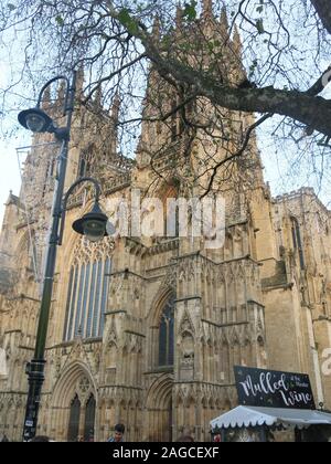 La façade occidentale de la cathédrale de York avec les deux tours avec un vieux street-lampe à l'avant-plan. Banque D'Images