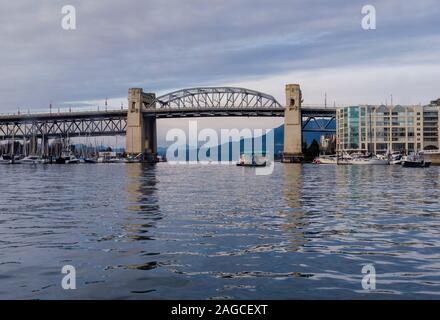 La fin de l'après-midi vue sur le pont de la rue Burrard à partir de l'eau calme de False Creek, Vancouver, C.-B. Banque D'Images