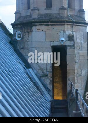 Porte sur la terrasse du toit avant l'ascension de la dernière des 275 marches de pierre dans l'escalier menant au sommet de la tour de la cathédrale de York. Banque D'Images