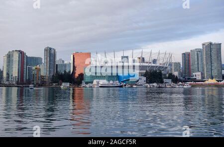 BC Place, un palais des sports et evénements lieu surplombant False Creek dans le centre-ville de Vancouver, BC, Canada Banque D'Images