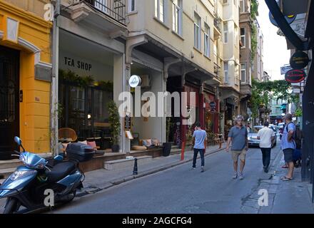 Istanbul, Turquie - 10 septembre 2019. Une rue dans le quartier de Cihangir de Beyoglu, Istanbul Banque D'Images