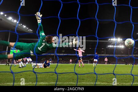 Leicester City's James Maddison (à gauche, dans l'ombre) marque son premier but de côtés du jeu pendant le match de quart de finale de la Coupe du buffle à Goodison Park, Liverpool. Banque D'Images