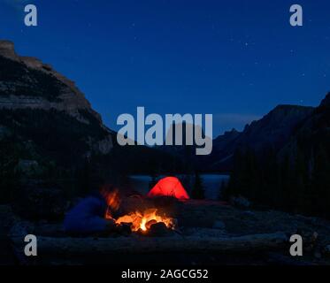 Personne bénéficiant d'un feu tout en camping dans la chaîne Wind River près de Squaretop Mountain, Wyoming. Banque D'Images