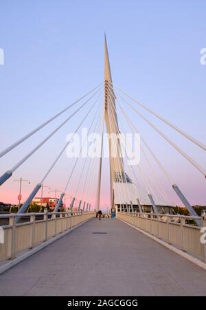 Lumière douce et ciel coucher de soleil sur la passerelle de l'Esplanade Riel, traversant la rivière Assiniboine, au centre-ville de Winnipeg, Manitoba Banque D'Images