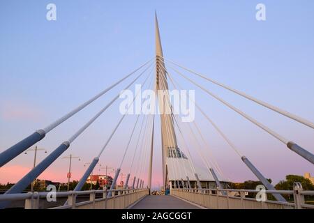 La passerelle de l'Esplanade Riel au centre-ville de Winnipeg (Manitoba) Banque D'Images