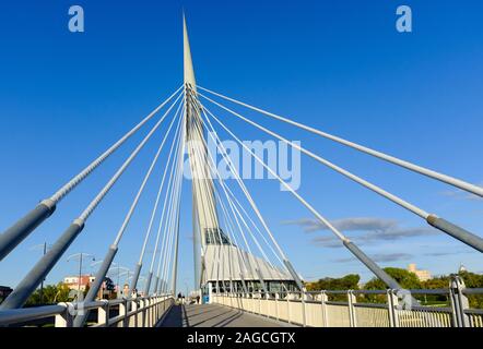 La passerelle de l'Esplanade Riel au centre-ville de Winnipeg (Manitoba) Banque D'Images