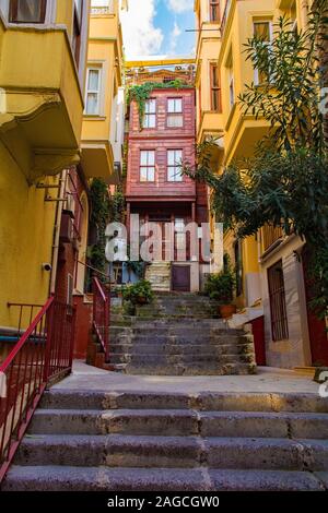 Un épaulement historique street dans le quartier de Cihangir de Beyoglu, Istanbul Banque D'Images