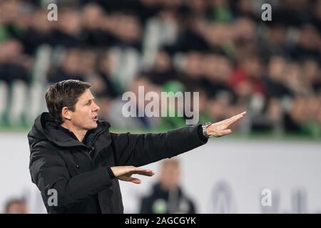 Wolfsburg, Allemagne. Dec 18, 2019. Soccer : Bundesliga, le VfL Wolfsburg - FC Schalke 04, 16e journée à la Volkswagen Arena. L'entraîneur de Wolfsburg Oliver Glasner gesticule sur le bord du terrain. Credit : Swen Pförtner/DPA - NOTE IMPORTANTE : en conformité avec les exigences de la DFL Deutsche Fußball Liga ou la DFB Deutscher Fußball-Bund, il est interdit d'utiliser ou avoir utilisé des photographies prises dans le stade et/ou la correspondance dans la séquence sous forme d'images et/ou vidéo-comme des séquences de photos./dpa/Alamy Live News Banque D'Images