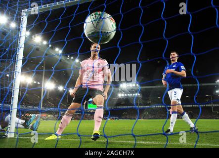 Leicester City's Jonny Evans (à gauche) marque son deuxième but de côtés du jeu pendant le match de quart de finale de la Coupe du buffle à Goodison Park, Liverpool. Banque D'Images