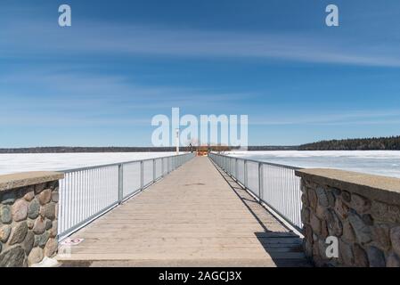 Paysage à la fin de l'hiver le long de la rive du lac Clear, à Wasagaming, dans le parc national de Riding Mountain (Manitoba) Banque D'Images