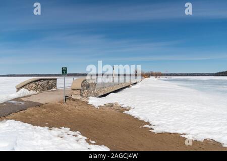 Paysage à la fin de l'hiver le long de la rive du lac Clear, à Wasagaming, dans le parc national de Riding Mountain (Manitoba) Banque D'Images