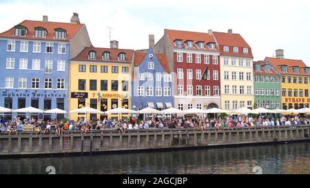 Copenhague, Danemark - May 04th, 2015 : quartier de Nyhavn est un des plus célèbre monument à Copenhague pendant une journée d'été Banque D'Images