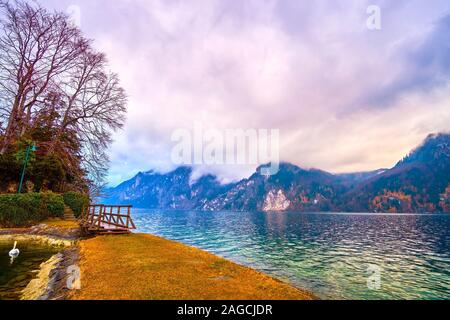 La vue panoramique sur les nuages de pluie gris au-dessus de la hutte de montagne dans la région du Salzkammergut, Traunkirchen, Autriche Banque D'Images