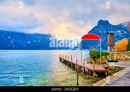 La petite jetée en bois pour l'été ferry croisières autour du lac Traun, l'attraction populaire dans la région du Salzkammergut, Autriche, village Traunkirchen Banque D'Images