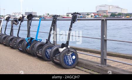 Copenhague, Danemark - May 04th, 2015 : segway électrique moderne pour une excursion garée à côté de la rivière, trajet en auto-équilibrage électrique conseil en Banque D'Images