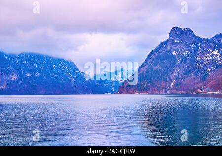 Soir de pluie de vent sur le lac Traunsee, lourds nuages gris sur les Alpes rocheuses, Traunkirchen, Salzkammergut, Autriche. Banque D'Images