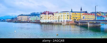 GMUNDEN, Autriche - 22 février 2019 : La vue depuis le lac Traun de remblai (Vaison) sur le pont (Traunbrucke Traun) et d'édifices de la vieille ville Museum Banque D'Images