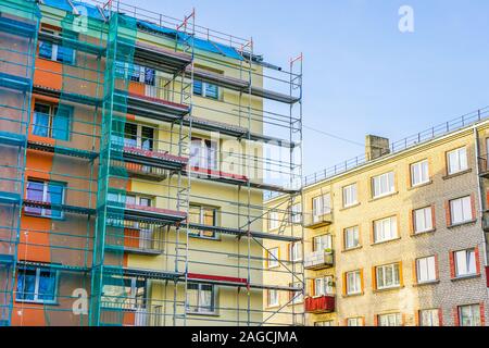 Près de la maison d'échafaudage pour installer l'isolation thermique de la façade de l'immeuble appartement Banque D'Images