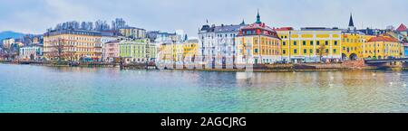 GMUNDEN, Autriche - 22 février 2019 - Vue panoramique sur l'historique des édifices colorés de la vieille ville avec l'agréable promenade le long du lac de Traun, Février Banque D'Images