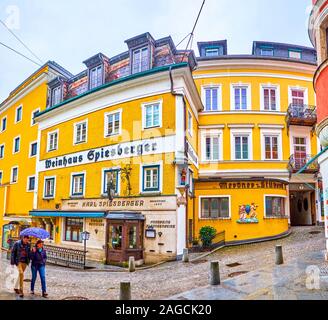 GMUNDEN, Autriche - 22 février 2019 : l'étonnante architecture des vieux édifices colorés à Gmunden et confortables cafés et restaurants avec façade pittoresque Banque D'Images