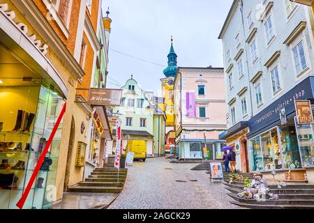 GMUNDEN, Autriche - 22 février 2019 : l'ancien Kirchengasse est une ascension street situé au coeur de la vieille ville et abrite de nombreuses boutiques dans l'Historica Banque D'Images