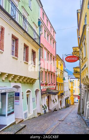 GMUNDEN, Autriche - 22 février 2019 : Traungasse est l'une des plus belles rues de Gmunden avec bâtiments médiévaux dense avec des supports le long de pentes d Banque D'Images