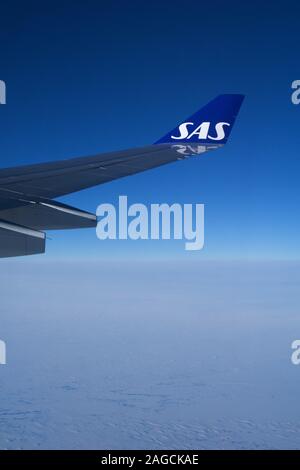 Copenhague, Danemark - Nov 24th, 2018 : Ailes d'un avion au-dessus des nuages de croisière Banque D'Images