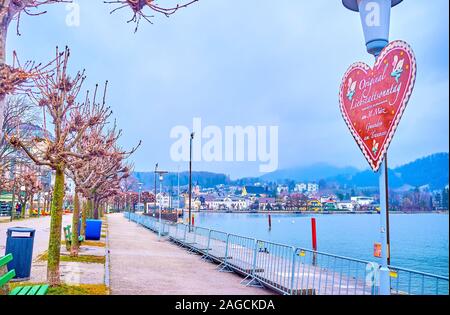 GMUNDEN, Autriche - 22 février 2019 : l'agréable promenade après la pluie le long des berges du lac Traun et profiter d'une vue magnifique sur les mountain vues Banque D'Images