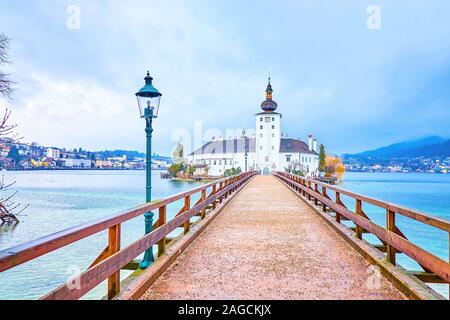 Le long pont de bois de la petite île avec Schloss Ort Castle, le principal monument de la ville de Gmunden, Autriche Banque D'Images