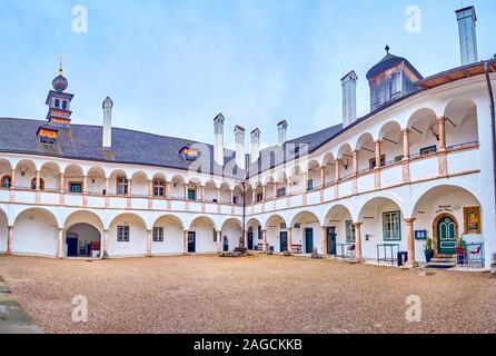 GMUNDEN, Autriche - 22 février 2019 - Vue panoramique sur le château de Schloss ort à arcades de la cour avec la porte d'entrée du célèbre autres lieux de Stub'n restaur Banque D'Images