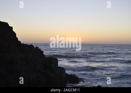 Belle photo du coucher de soleil à couper le souffle sur l'océan calme pendant la soirée Banque D'Images