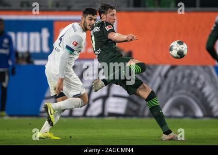 Wolfsburg, Allemagne. Dec 18, 2019. Soccer : Bundesliga, le VfL Wolfsburg - FC Schalke 04, 16e journée à la Volkswagen Arena. Wolfsburg's Wout Weghorst (r) joue contre Schalkes Ozan Kabak. Credit : Swen Pförtner/DPA - NOTE IMPORTANTE : en conformité avec les exigences de la DFL Deutsche Fußball Liga ou la DFB Deutscher Fußball-Bund, il est interdit d'utiliser ou avoir utilisé des photographies prises dans le stade et/ou la correspondance dans la séquence sous forme d'images et/ou vidéo-comme des séquences de photos./dpa/Alamy Live News Banque D'Images