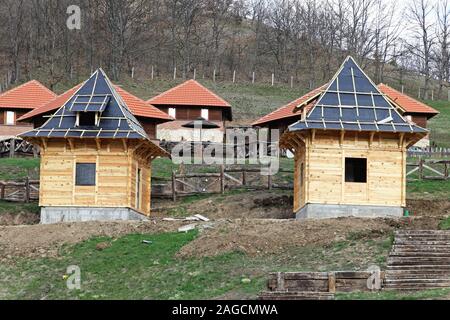 Petit bungalow chalets dans village rural exterior Banque D'Images