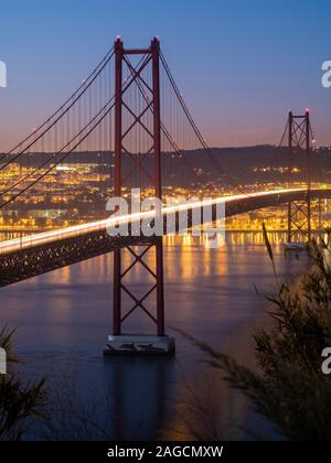 Pont, Ponte 25 de Abril, au crépuscule, Lisbonne, Portugal Banque D'Images